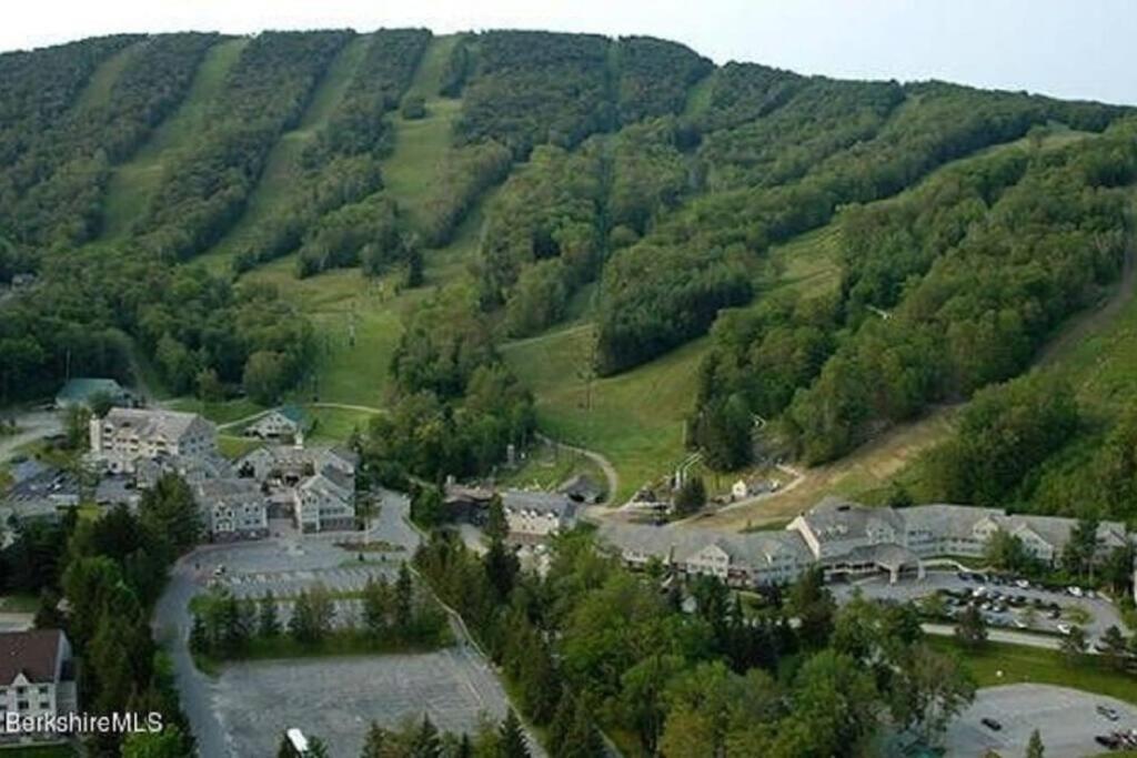 Ski On Off 1Br Suite 1St Flr Sleeps 4 Jiminy Peak Hancock Exteriör bild
